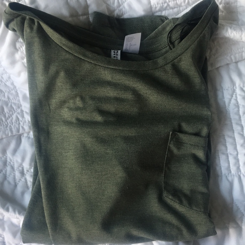 H&M olive green pocket tee!